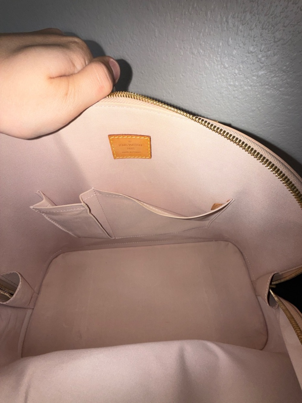 Louis Vuitton Vernis Alma GM Patent Leather bag in Beige - Picture 9 of 13